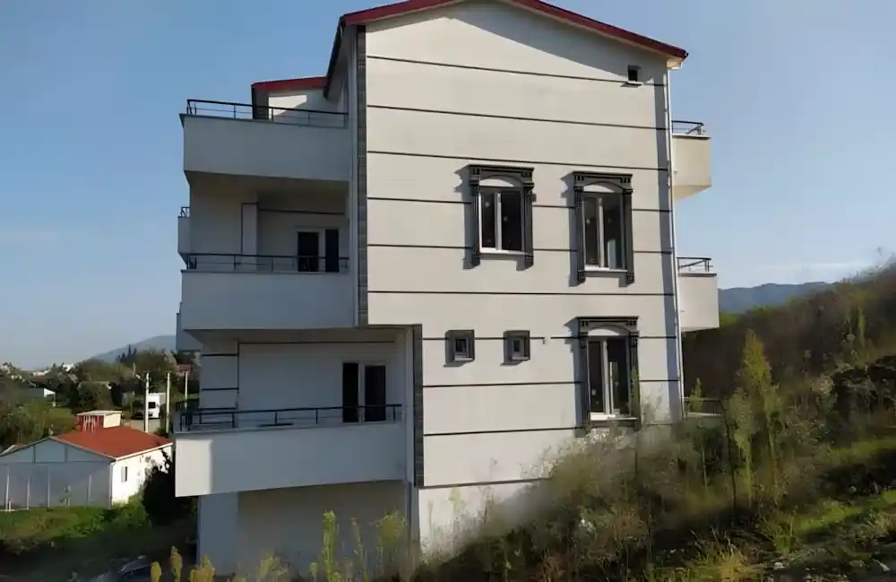 Kullar Alüminyum Küpeşte. Kocaeli İzmit Kullar'da, Kocaeli PEN tarafından komple bir binanın tüm balkonlarına montajı yapılmış, antrasit (siyah) renkli, modern ve güvenli alüminyum küpeşte korkuluk sistemleri.