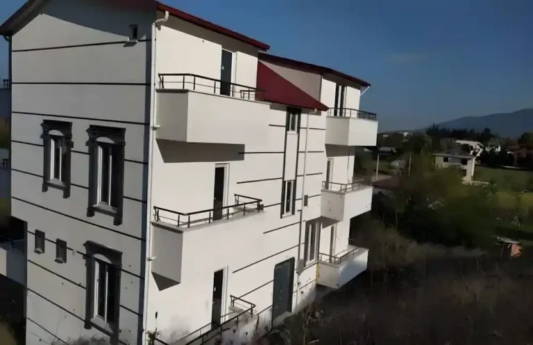 Kullar Alüminyum Küpeşte. Kocaeli İzmit Kullar'da, Kocaeli PEN tarafından komple bir binanın tüm balkonlarına montajı yapılmış, antrasit (siyah) renkli, modern ve güvenli alüminyum küpeşte korkuluk sistemleri.