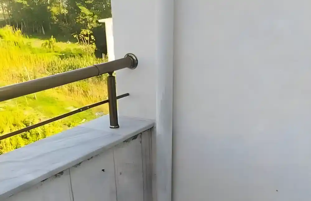 Kullar Alüminyum Küpeşte. Kocaeli İzmit Kullar'da, Kocaeli PEN tarafından komple bir binanın tüm balkonlarına montajı yapılmış, antrasit (siyah) renkli, modern ve güvenli alüminyum küpeşte korkuluk sistemleri.