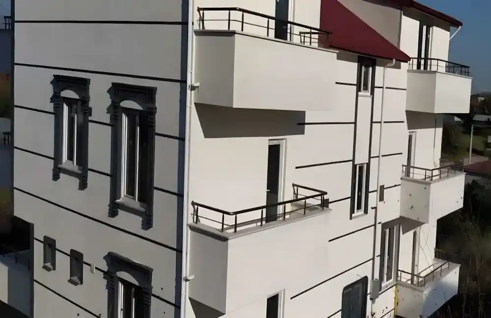 Kullar Alüminyum Küpeşte. Kocaeli İzmit Kullar'da, Kocaeli PEN tarafından komple bir binanın tüm balkonlarına montajı yapılmış, antrasit (siyah) renkli, modern ve güvenli alüminyum küpeşte korkuluk sistemleri.