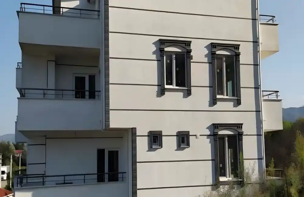 Kullar Alüminyum Küpeşte. Kocaeli İzmit Kullar'da, Kocaeli PEN tarafından komple bir binanın tüm balkonlarına montajı yapılmış, antrasit (siyah) renkli, modern ve güvenli alüminyum küpeşte korkuluk sistemleri.