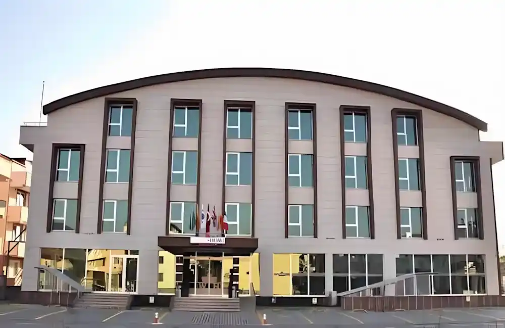 Kaliteli işçilik, şık tasarım ve uzun ömürlülük, doğru kapı montajının anahtarlarıdır." - Paşa Palas Otel Alüminyum Kapı projemizden bir kare.