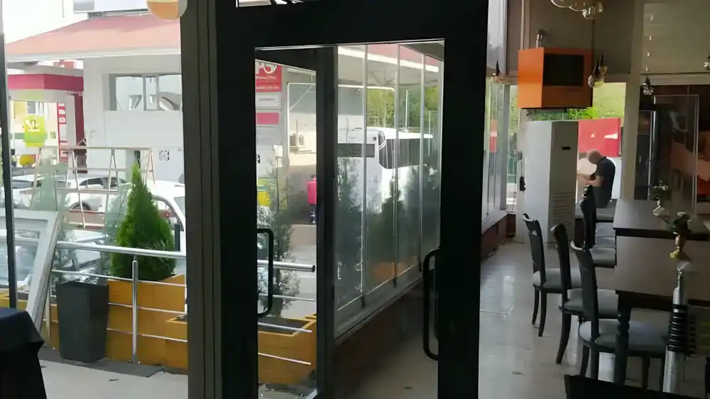 Kaliteli işçilik, şık tasarım ve uzun ömürlülük, doğru kapı montajının anahtarlarıdır." - Paşa Palas Otel Alüminyum Kapı projemizden bir kare.