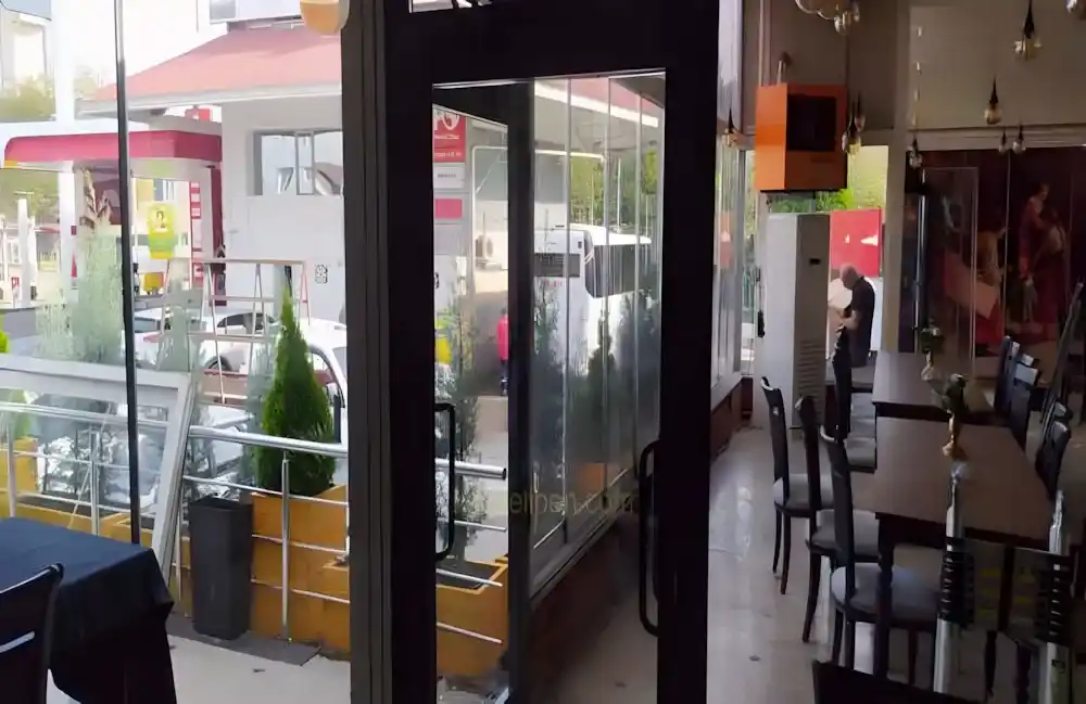 Kaliteli işçilik, şık tasarım ve uzun ömürlülük, doğru kapı montajının anahtarlarıdır." - Paşa Palas Otel Alüminyum Kapı projemizden bir kare.