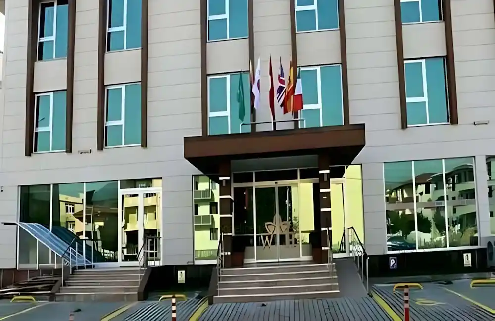 Kaliteli işçilik, şık tasarım ve uzun ömürlülük, doğru kapı montajının anahtarlarıdır." - Paşa Palas Otel Alüminyum Kapı projemizden bir kare.