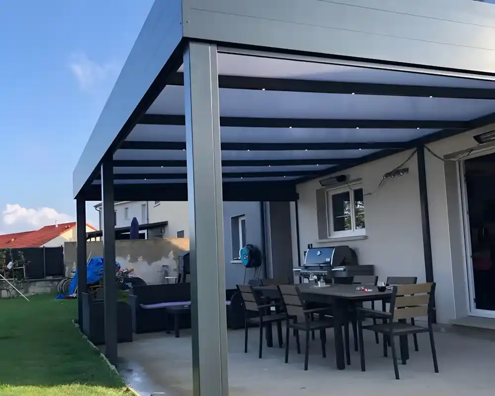 Kocaeli uzaktan kumandalı, LED aydınlatmalı, açılır-kapanır tavanlı modern pergola tente sistemi.