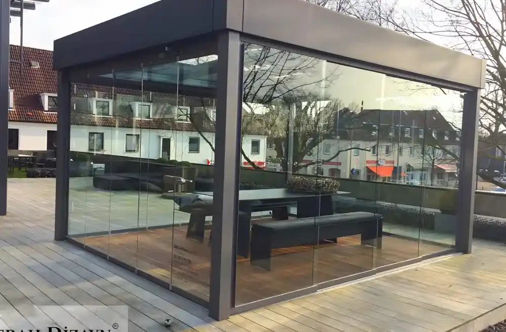 Kocaeli uzaktan kumandalı, LED aydınlatmalı, açılır-kapanır tavanlı modern pergola tente sistemi.