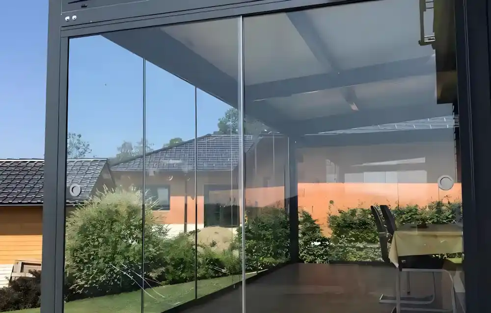 Kocaeli uzaktan kumandalı, LED aydınlatmalı, açılır-kapanır tavanlı modern pergola tente sistemi.
