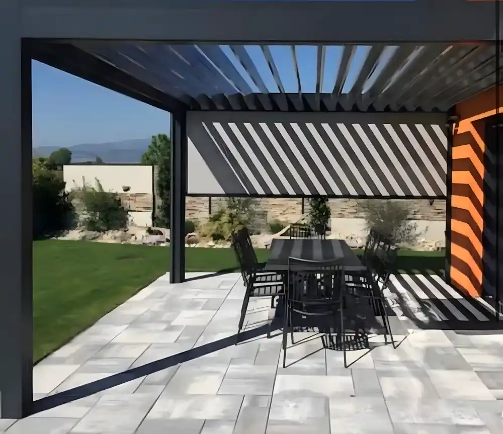 Kocaeli uzaktan kumandalı, LED aydınlatmalı, açılır-kapanır tavanlı modern pergola tente sistemi.