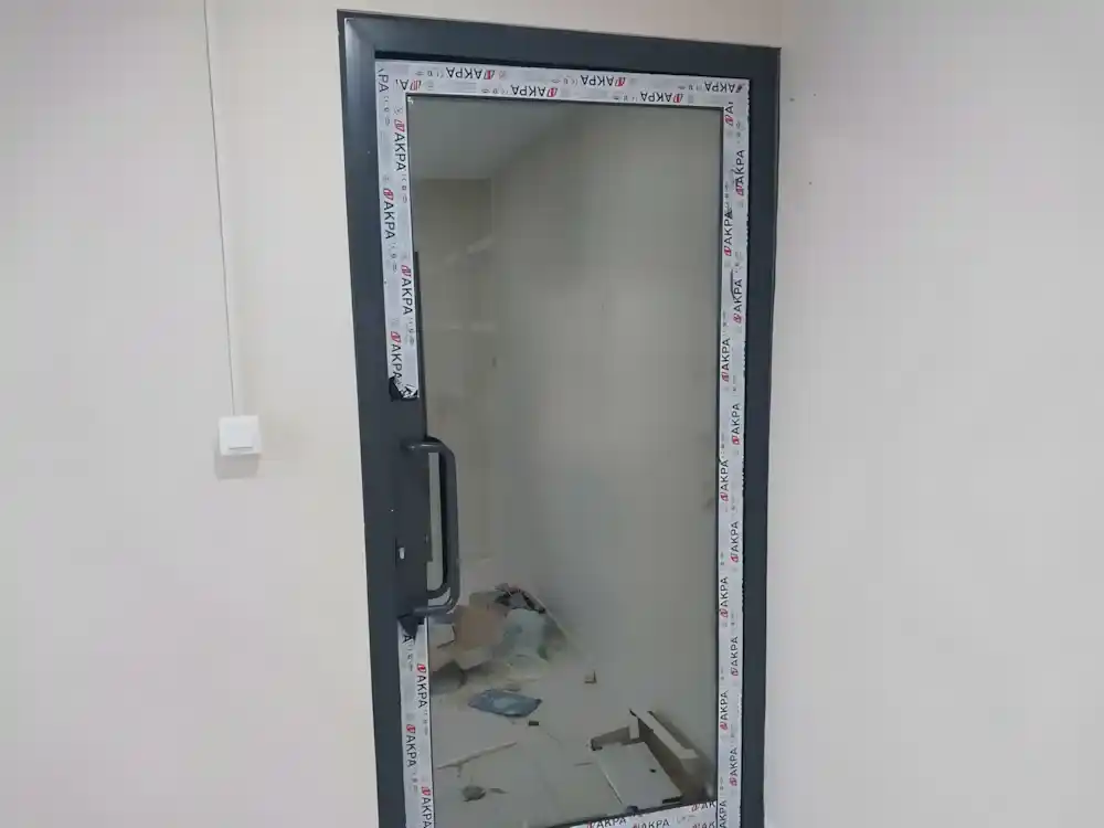 Suadiye Alüminyum Kapı Kocaeli PEN tarafından AKPA alüminyum profilleri kullanılarak montajı yeni tamamlanmış, antrasit renkli, çift kanatlı, modern bir alüminyum kapı.