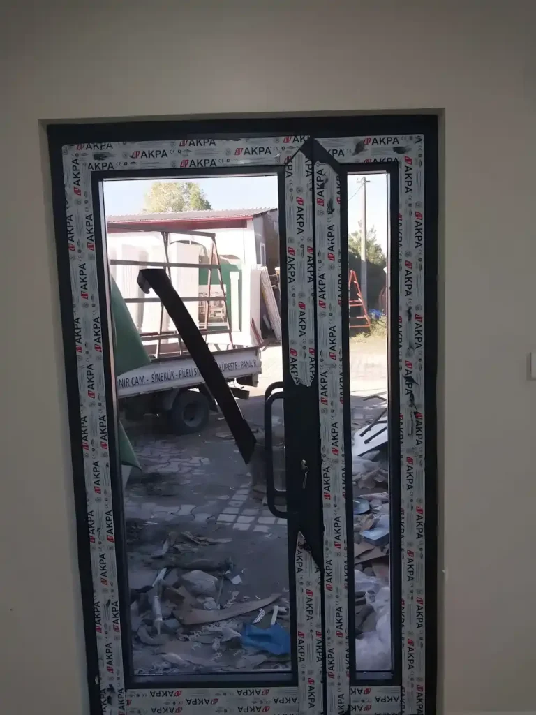 Suadiye Alüminyum Kapı Kocaeli PEN tarafından AKPA alüminyum profilleri kullanılarak montajı yeni tamamlanmış, antrasit renkli, çift kanatlı, modern bir alüminyum kapı.