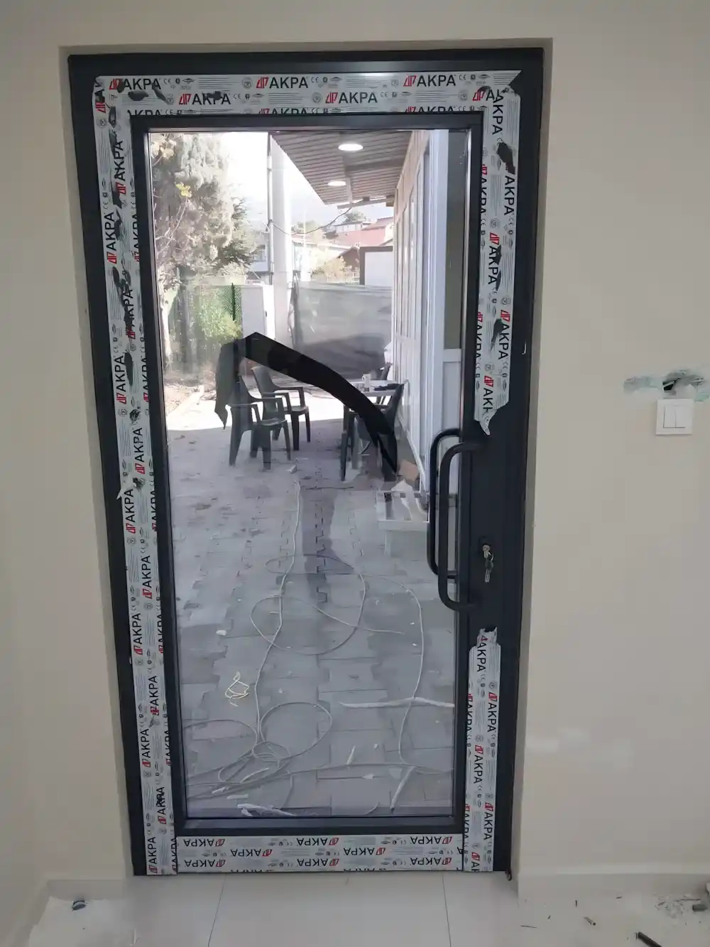 Suadiye Alüminyum Kapı Kocaeli PEN tarafından AKPA alüminyum profilleri kullanılarak montajı yeni tamamlanmış, antrasit renkli, çift kanatlı, modern bir alüminyum kapı.