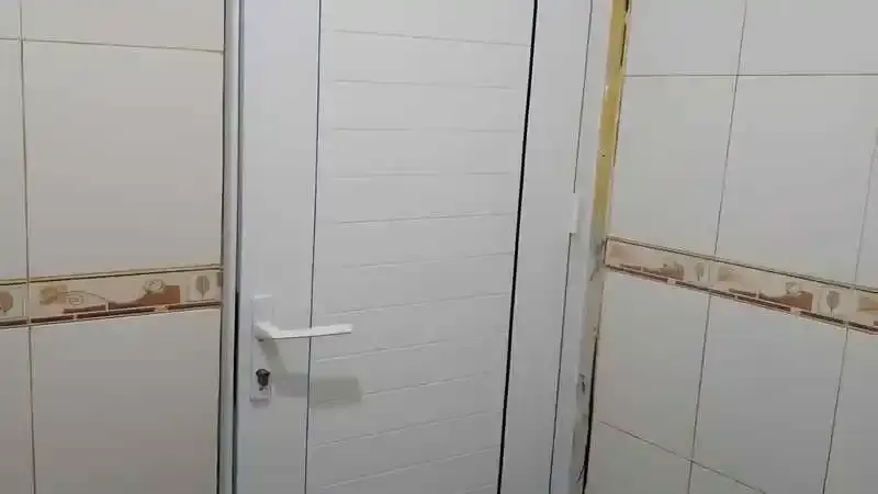 Kocaeli PVC Kapı. Montajı yapılmış, camlı PVC dış kapı modeli.