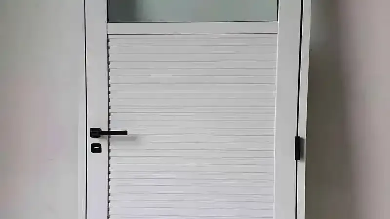 Kocaeli PVC Kapı. Montajı yapılmış, camlı PVC dış kapı modeli.