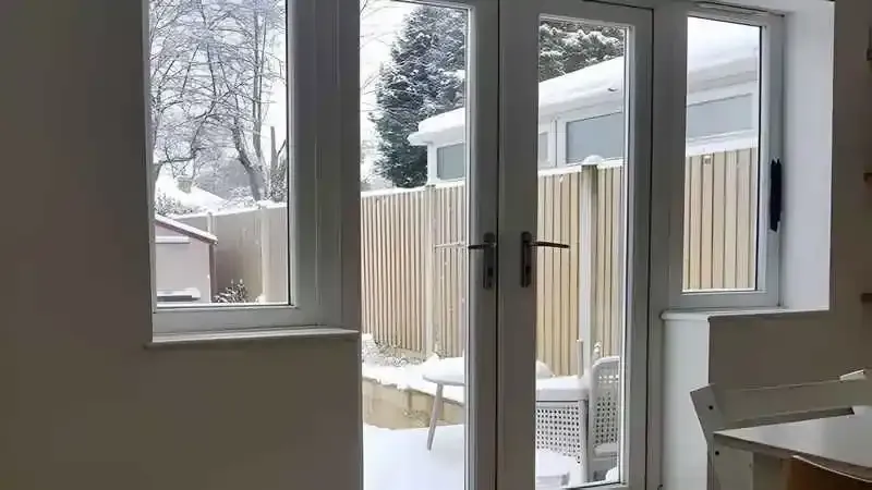 Kocaeli PVC Kapı. Montajı yapılmış, camlı PVC dış kapı modeli.