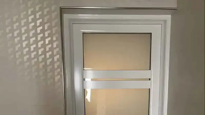 Kocaeli PVC Kapı. Montajı yapılmış, camlı PVC dış kapı modeli.