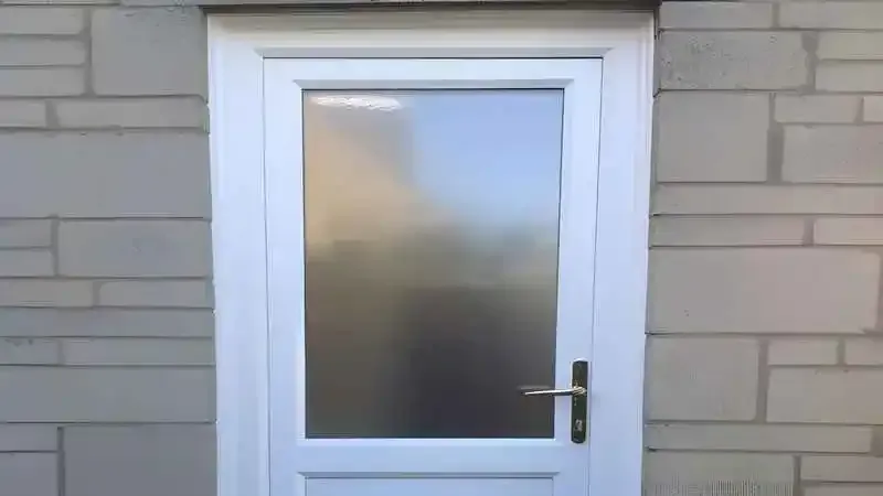 Kocaeli PVC Kapı. Montajı yapılmış, camlı PVC dış kapı modeli.