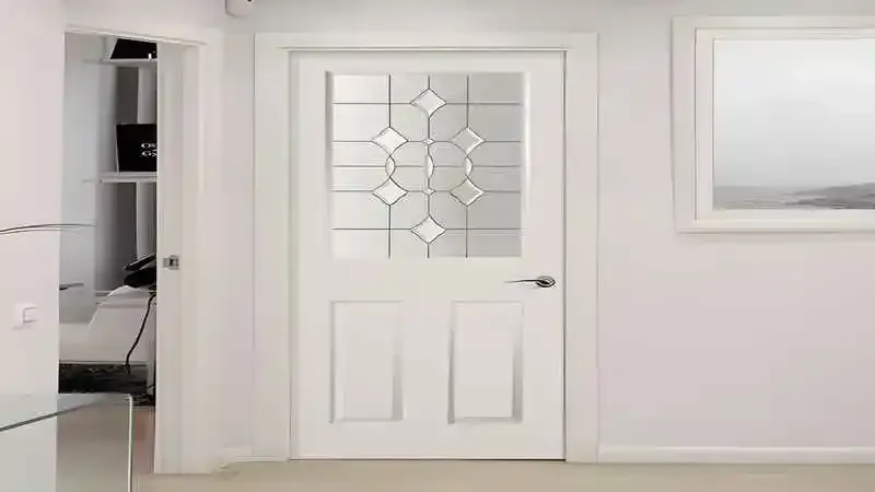 Kocaeli PVC Kapı. Montajı yapılmış, camlı PVC dış kapı modeli.