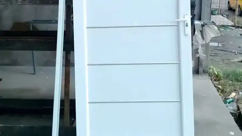 Kocaeli PVC Kapı. Montajı yapılmış, camlı PVC dış kapı modeli.