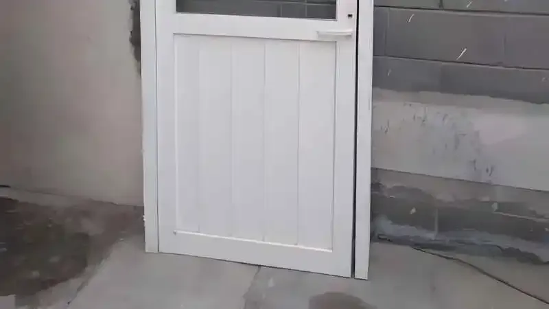 Kocaeli PVC Kapı. Montajı yapılmış, camlı PVC dış kapı modeli.