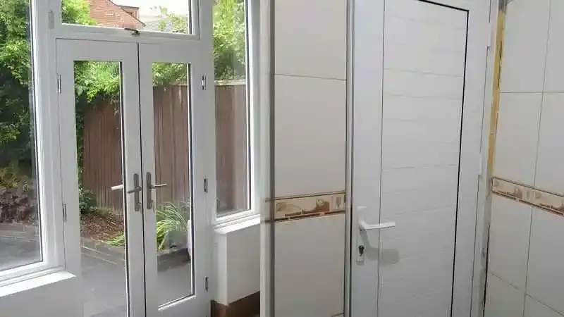 Kocaeli PVC Kapı. Montajı yapılmış, camlı PVC dış kapı modeli.