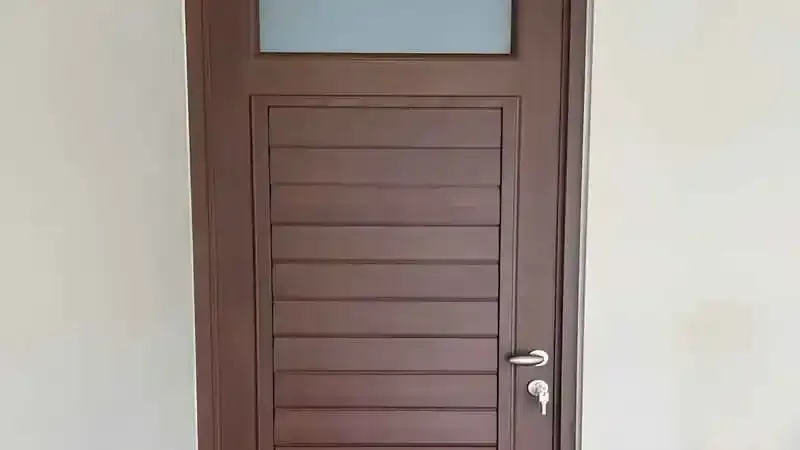 Kocaeli PEN tarafından montajı yapılmış, ahşap görünümlü, camlı PVC dış kapı modeli. Kocaeli PVC Kapı