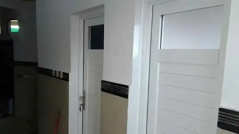 Kocaeli PVC Kapı. Montajı yapılmış, camlı PVC dış kapı modeli.