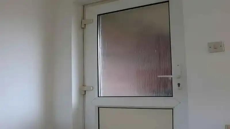 Kocaeli PVC Kapı. Montajı yapılmış, camlı PVC dış kapı modeli.