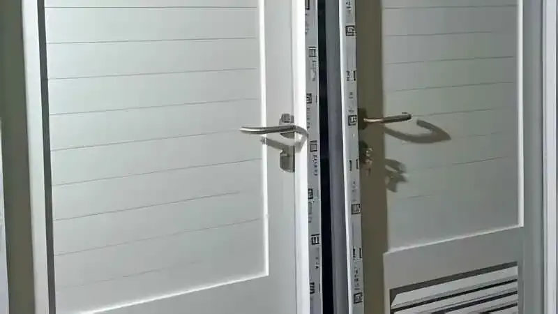 Kocaeli PVC Kapı. Montajı yapılmış, camlı PVC dış kapı modeli.