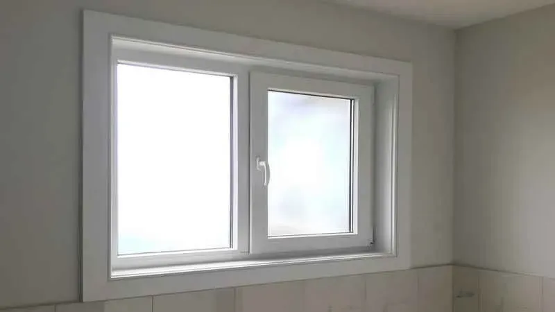 Kocaeli'de Kocaeli PEN tarafından monte edilmiş antrasit renkli modern PVC pencere sistemi.