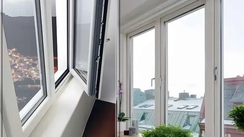 Kocaeli'de Kocaeli PEN tarafından monte edilmiş antrasit renkli modern PVC pencere sistemi.