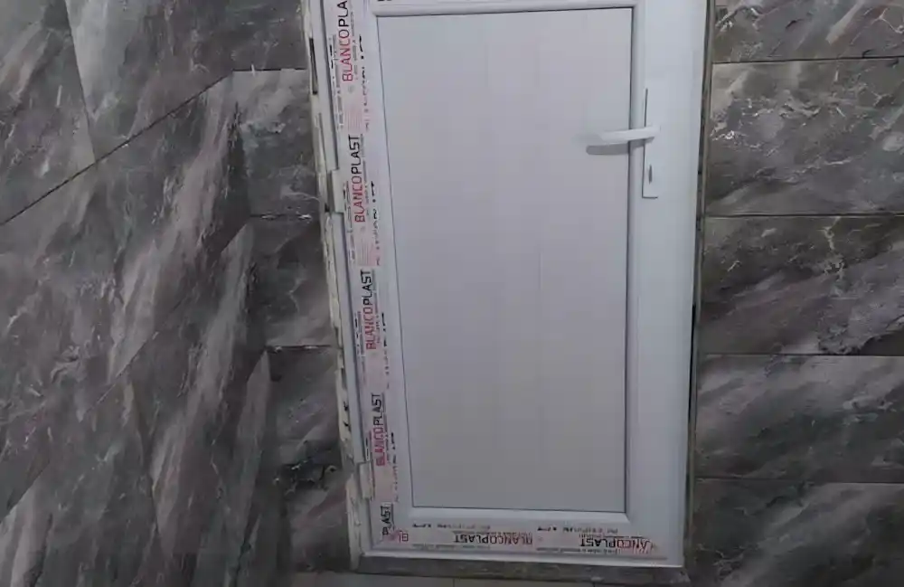 Başiskele PVC Kapı. Damlar Camii’nde lavabolara uygulanan Egepen PVC kapı sistemi