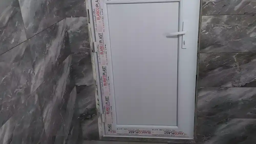 Başiskele PVC Kapı. Damlar Camii’nde lavabolara uygulanan Egepen PVC kapı sistemi