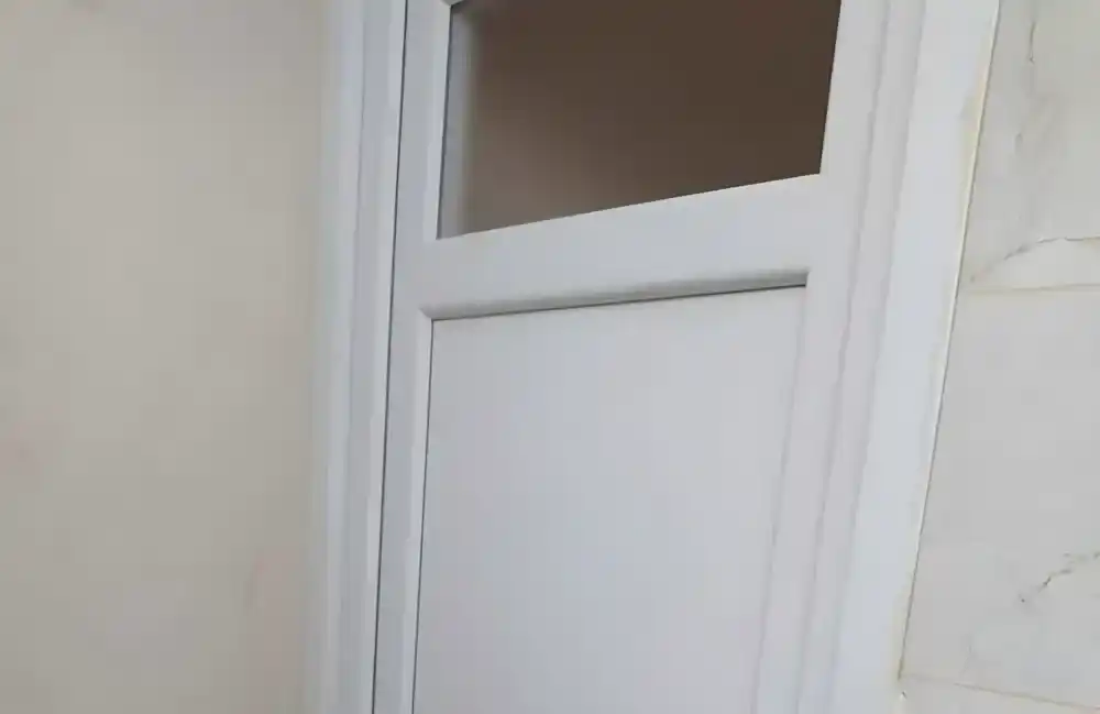 Başiskele PVC Kapı. Damlar Camii’nde lavabolara uygulanan Egepen PVC kapı sistemi