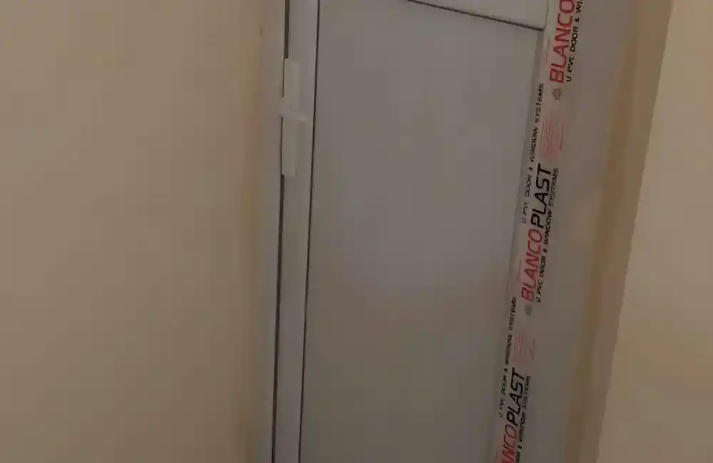 Başiskele PVC Kapı. Damlar Camii’nde lavabolara uygulanan Egepen PVC kapı sistemi