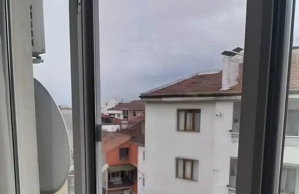 Kocaeli İzmit Çukurbağ'da, Kocaeli PEN tarafından bir pencereye montajı yapılmış, modern ve pratik, antrasit renkli plise (katlanır) sineklik.