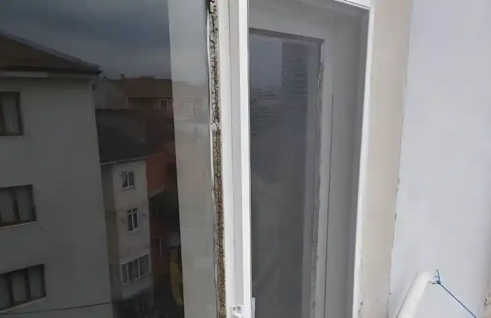 Kocaeli İzmit Çukurbağ'da, Kocaeli PEN tarafından bir pencereye montajı yapılmış, modern ve pratik, antrasit renkli plise (katlanır) sineklik.