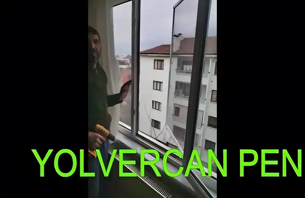 Kocaeli İzmit Çukurbağ'da, Kocaeli PEN tarafından bir pencereye montajı yapılmış, modern ve pratik, antrasit renkli plise (katlanır) sineklik.