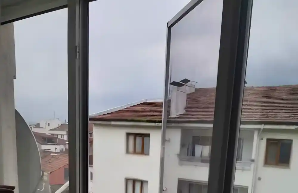 Kocaeli İzmit Çukurbağ'da, Kocaeli PEN tarafından bir pencereye montajı yapılmış, modern ve pratik, antrasit renkli plise (katlanır) sineklik.