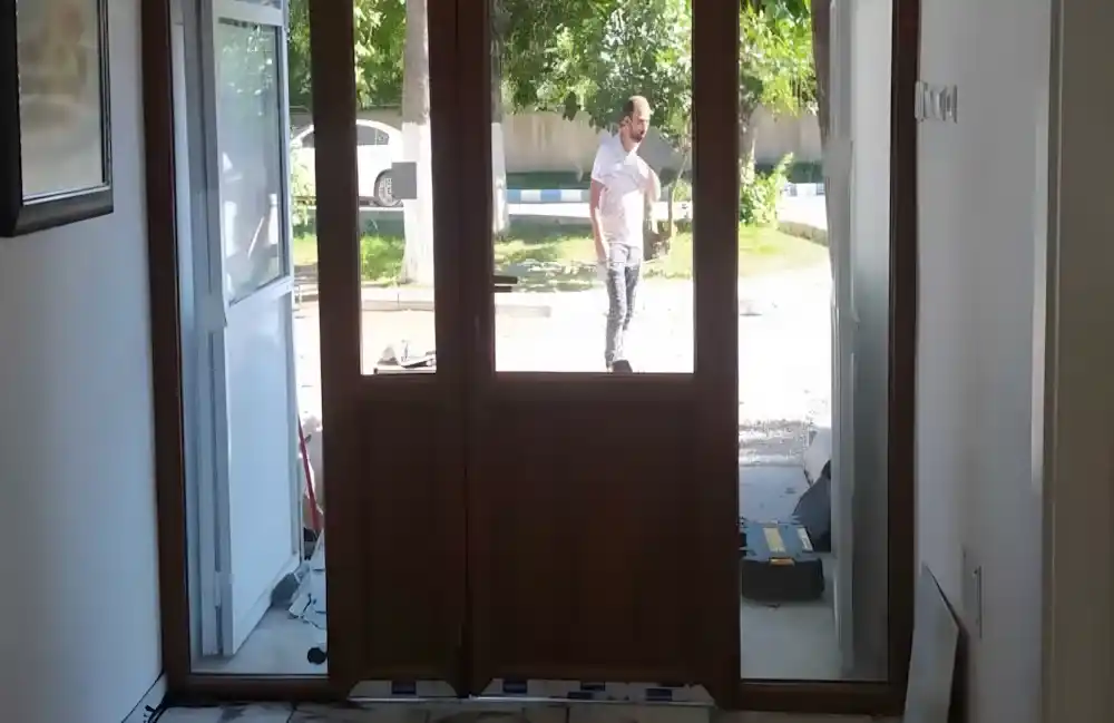 İzmit Ahşap Görünümlü PVC Kapı ahşap görünümlü Egepen PVC dış kapı montajı yapılan bina görünümü