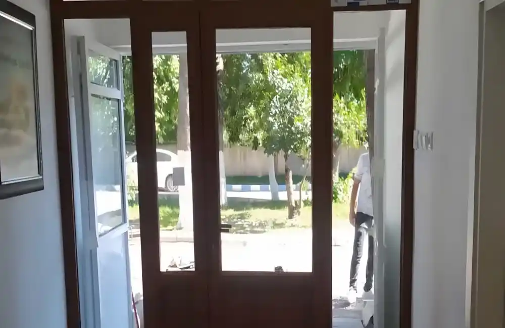 İzmit Ahşap Görünümlü PVC Kapı ahşap görünümlü Egepen PVC dış kapı montajı yapılan bina görünümü