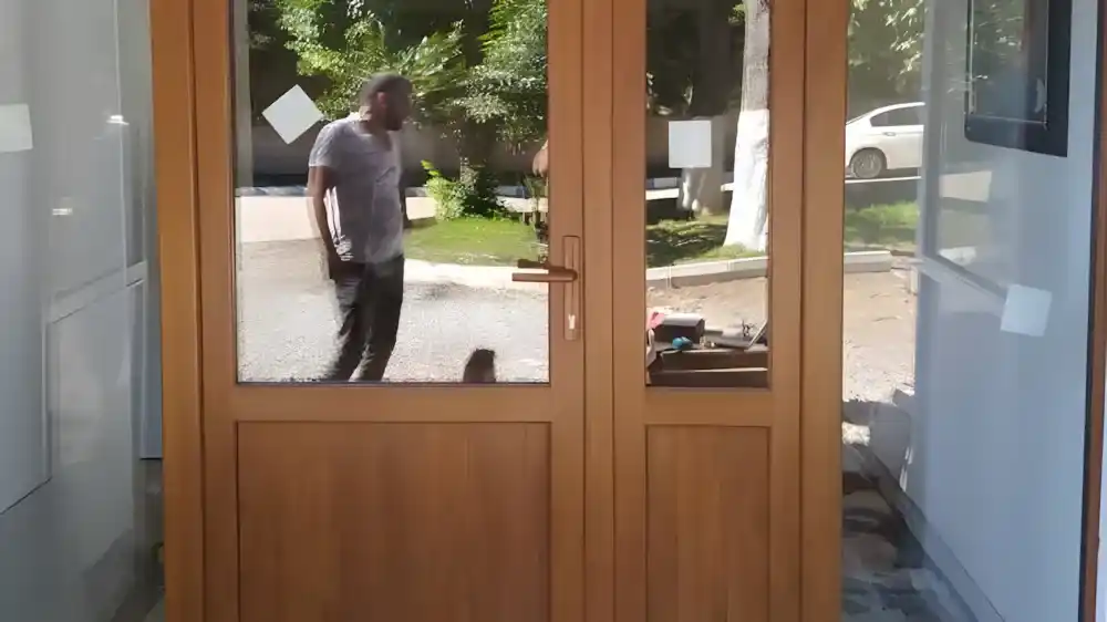 İzmit Ahşap Görünümlü PVC Kapı ahşap görünümlü Egepen PVC dış kapı montajı yapılan bina görünümü