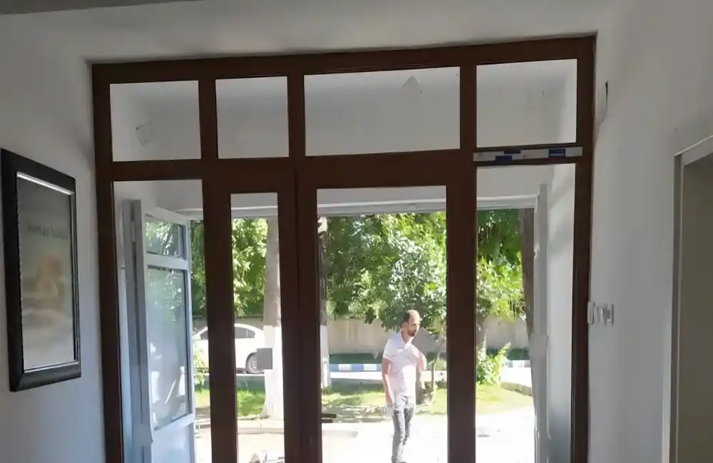 İzmit Ahşap Görünümlü PVC Kapı ahşap görünümlü Egepen PVC dış kapı montajı yapılan bina görünümü