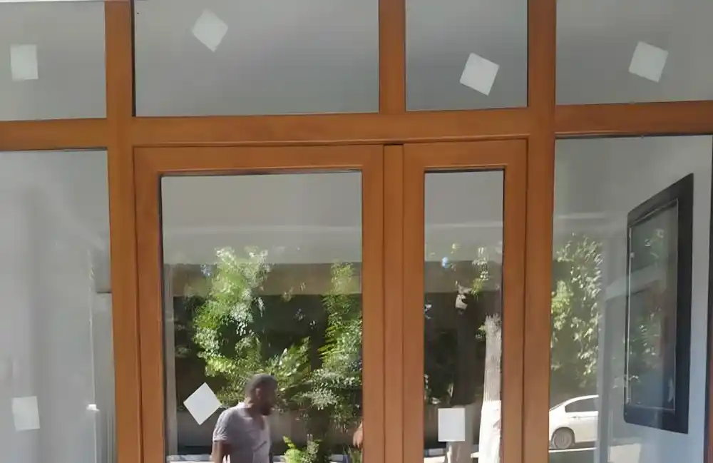 İzmit Ahşap Görünümlü PVC Kapı ahşap görünümlü Egepen PVC dış kapı montajı yapılan bina görünümü