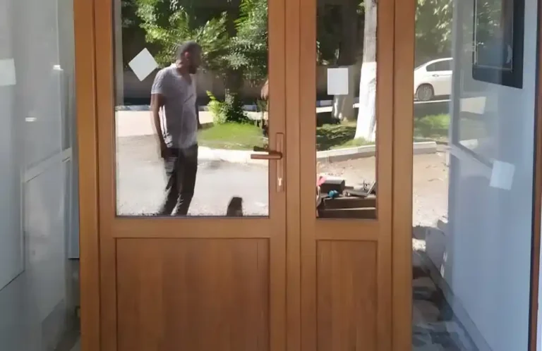 İzmit Ahşap Görünümlü PVC Kapı ahşap görünümlü Egepen PVC dış kapı montajı yapılan bina görünümü 