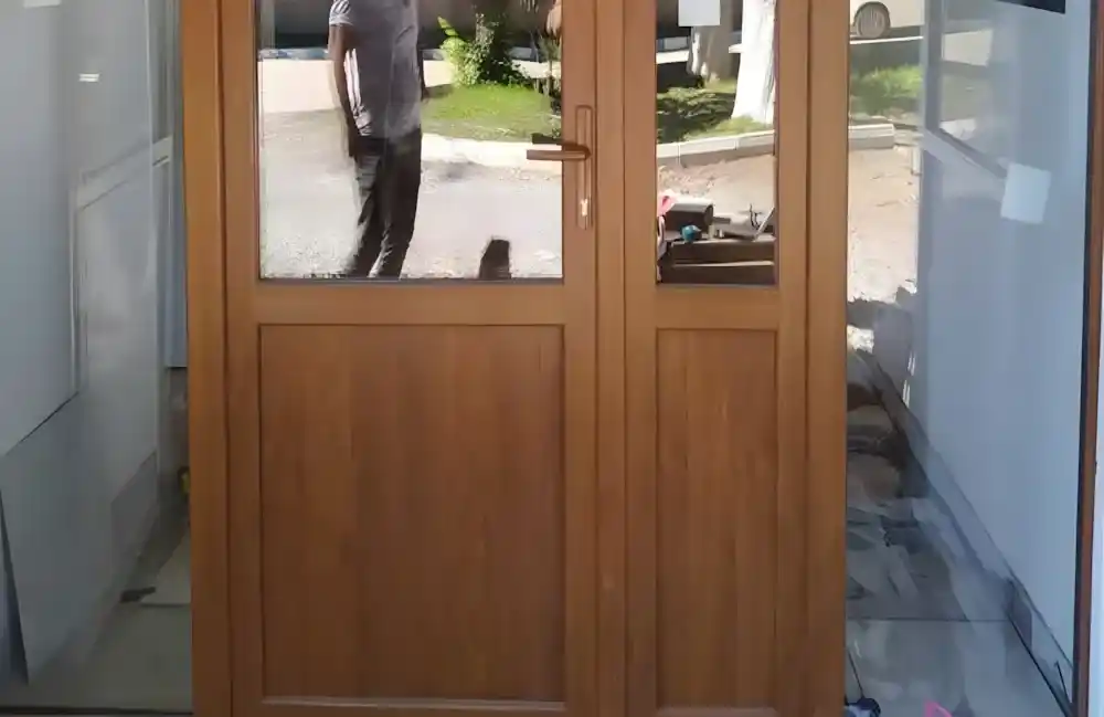 İzmit Ahşap Görünümlü PVC Kapı ahşap görünümlü Egepen PVC dış kapı montajı yapılan bina görünümü