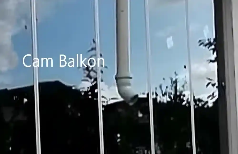 Tavşantepe Cam Balkon: İzmit Tavşantepe'de bir apartman dairesi için Kocaeli PEN tarafından montajı yapılmış, şeffaf temperli camlı ve beyaz alüminyum profilli, kullanışlı katlanır cam balkon.