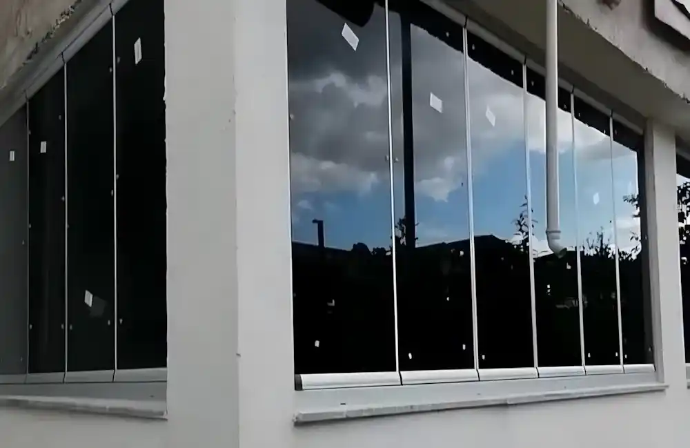 Tavşantepe Cam Balkon: İzmit Tavşantepe'de bir apartman dairesi için Kocaeli PEN tarafından montajı yapılmış, şeffaf temperli camlı ve beyaz alüminyum profilli, kullanışlı katlanır cam balkon.