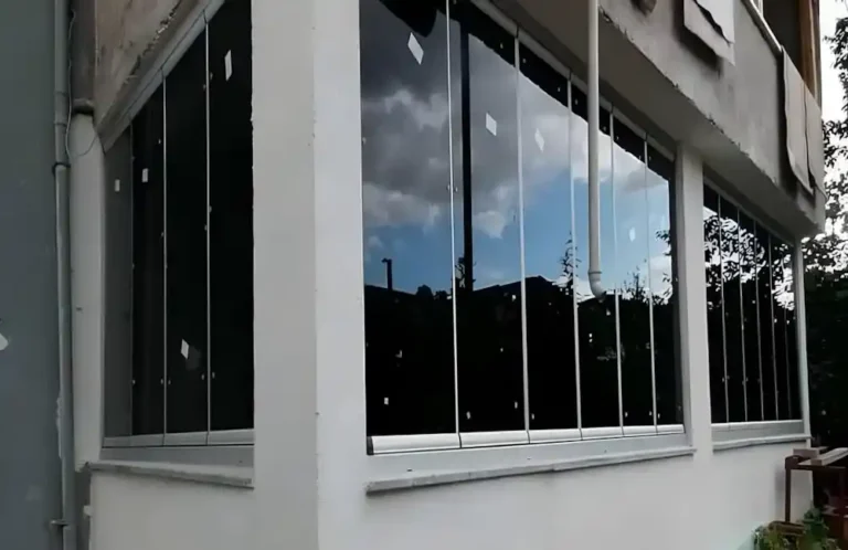 Tavşantepe Cam Balkon: İzmit Tavşantepe'de bir apartman dairesi için Kocaeli PEN tarafından montajı yapılmış, şeffaf temperli camlı ve beyaz alüminyum profilli, kullanışlı katlanır cam balkon.