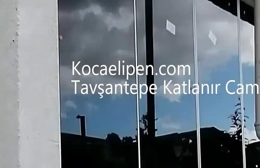 Tavşantepe Cam Balkon: İzmit Tavşantepe'de bir apartman dairesi için Kocaeli PEN tarafından montajı yapılmış, şeffaf temperli camlı ve beyaz alüminyum profilli, kullanışlı katlanır cam balkon.